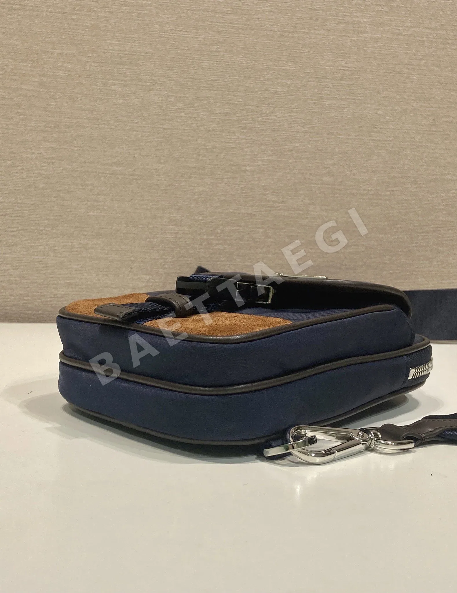 프라다 삼각로고 나일론 체스트백 2ZH194 상세 이미지 6