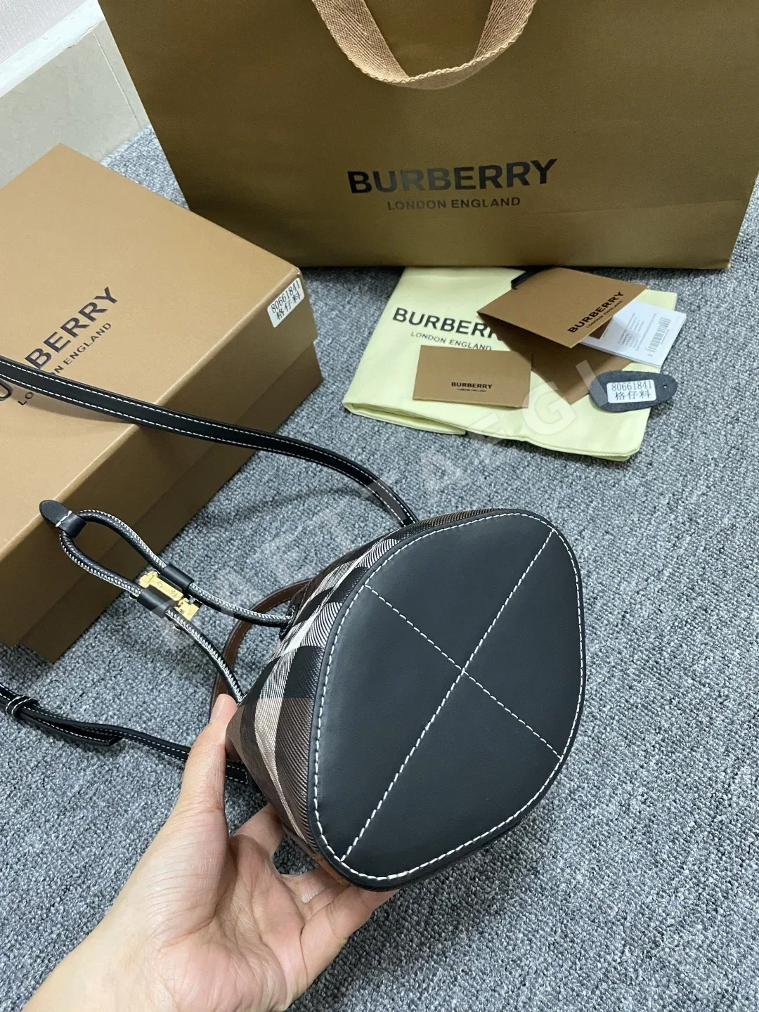 버버리 미니 버킷백 상세 이미지 6