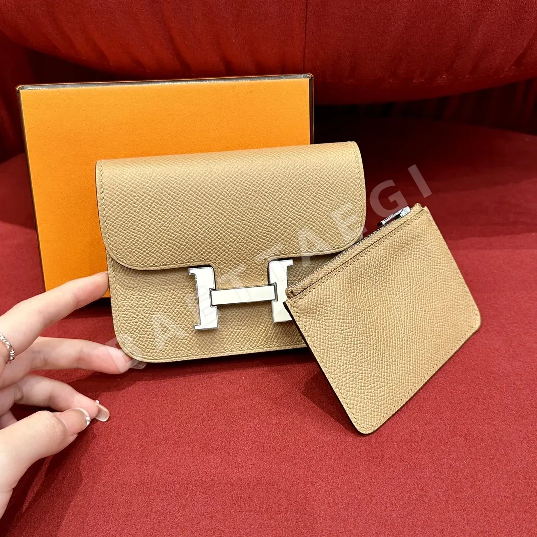 에르메스 콘스탄스 슬림 지갑 밀크티 에나멜 잠금장치 상세 이미지 8