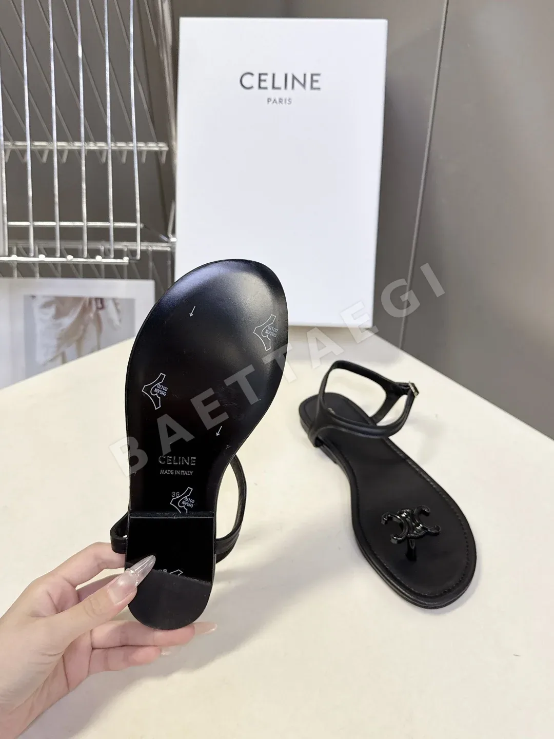 셀린느 개선문 로고 T 스트랩 샌들 상세 이미지 9