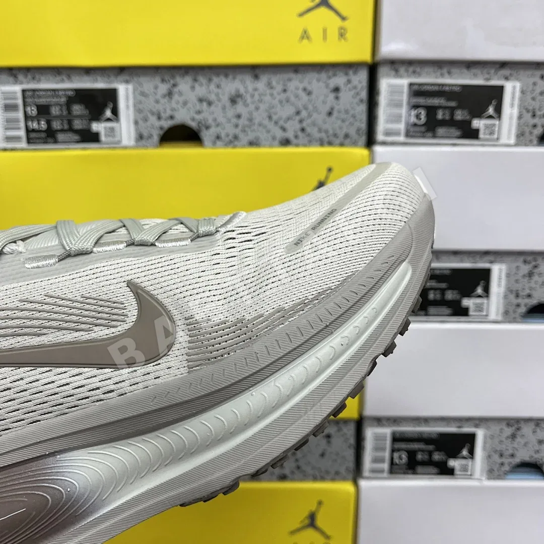 나이키 줌 보메로 18 HM6804-003 201107 Nike Zoom Vomero 18 상세 이미지 4