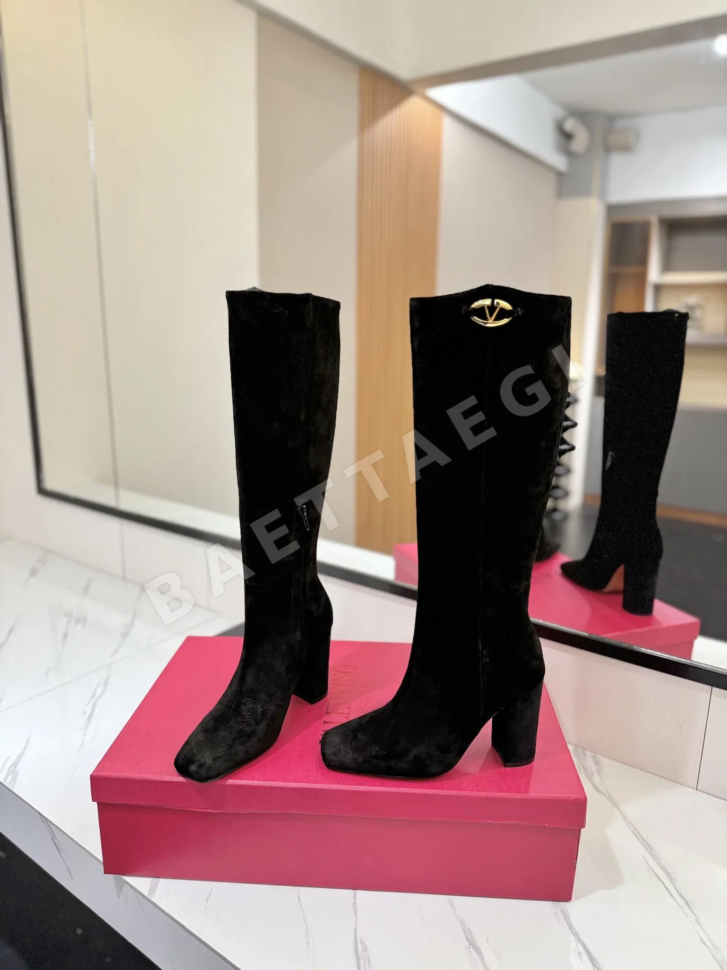 발렌티노 V 로고 장식 하이부츠 상세 이미지 6
