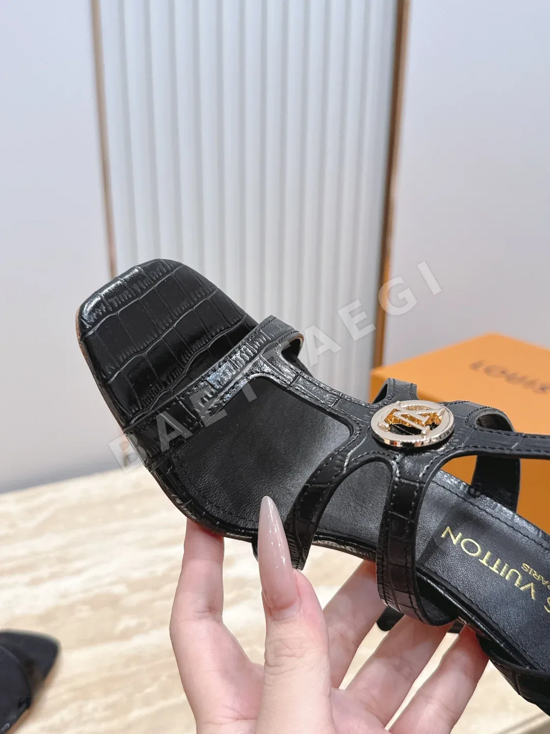 루이비통 메탈 버클 청키 힐 샌들 상세 이미지 5