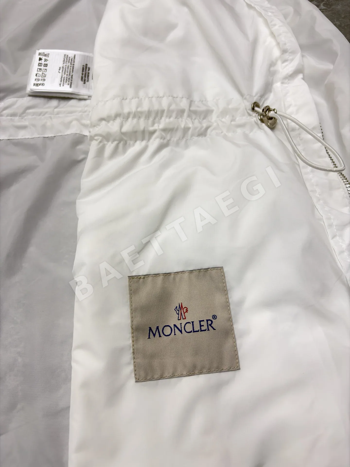 몽클레르 여성 슬림 핏 윈드브레이커 자켓 상세 이미지 7