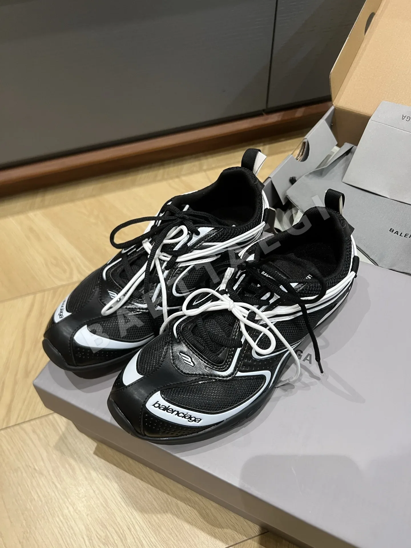 발렌시아가 뉴레이더 스니커즈 75267