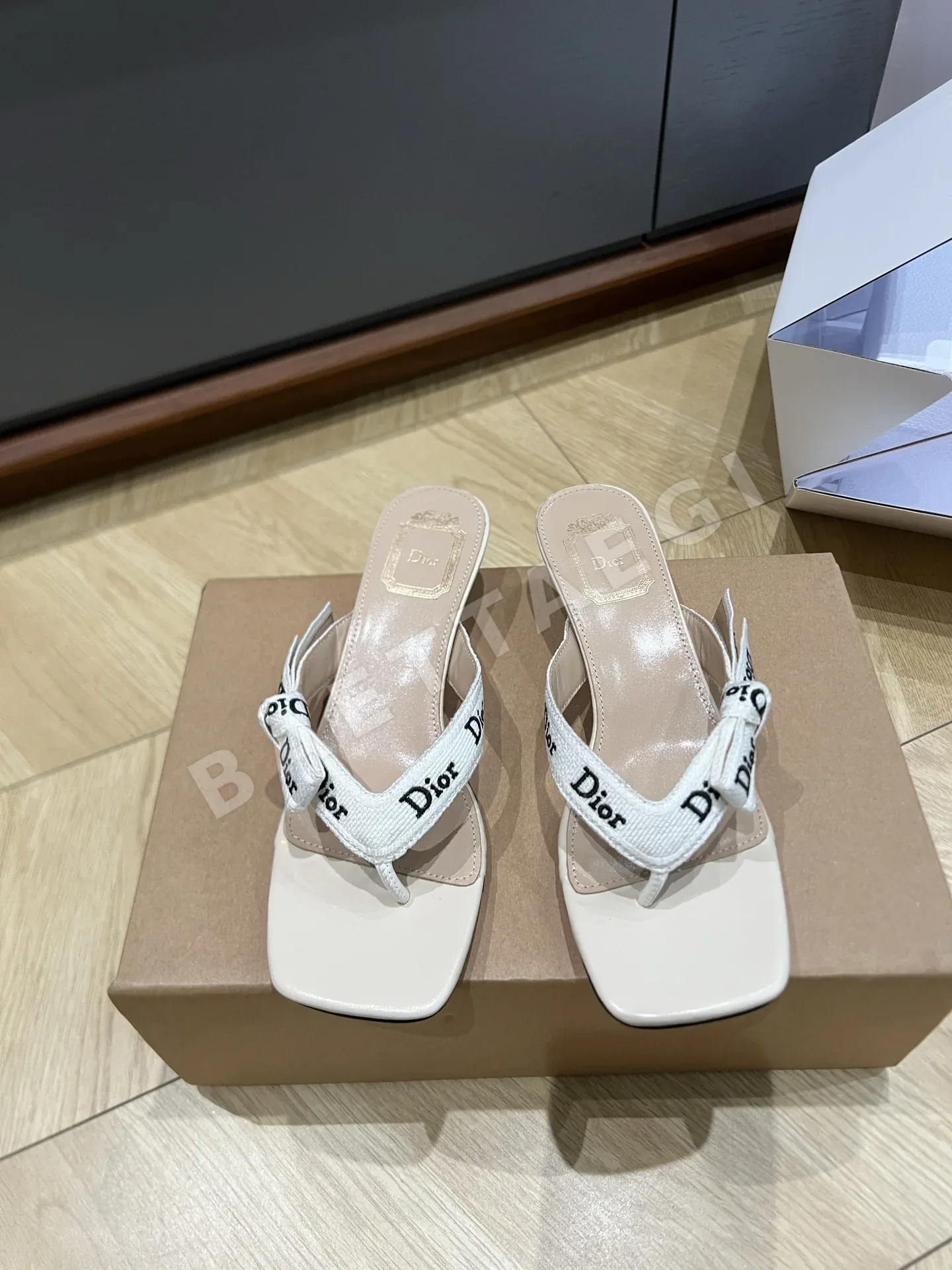 디올 J'A 웨빙 램스킨 샌들 상세 이미지 2