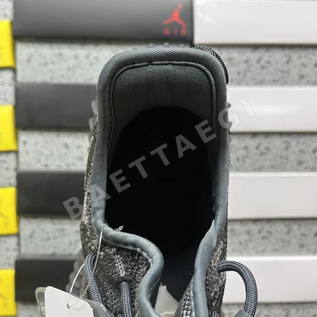 아디다스 [R] 이지 부스트 350 V2 ID4811 200758 Adidas Yeezy Boost 350 V2 상세 이미지 2