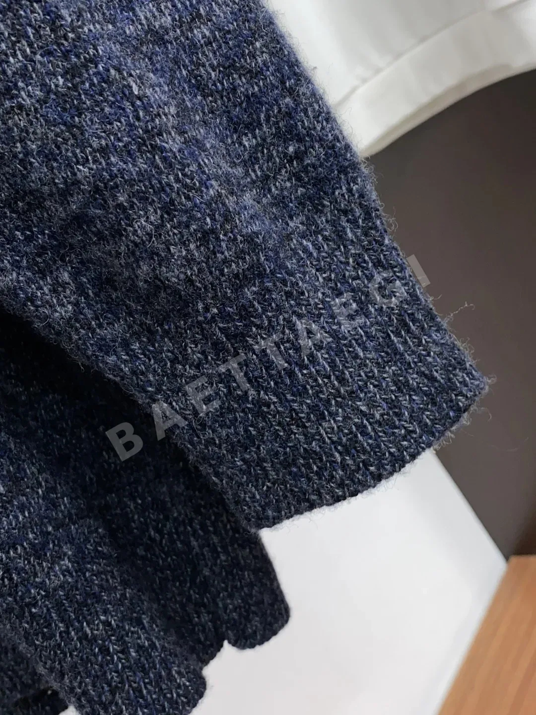 로로피아나 울 장식 하프 오픈 카라 남성 긴팔 스웨터 상세 이미지 4