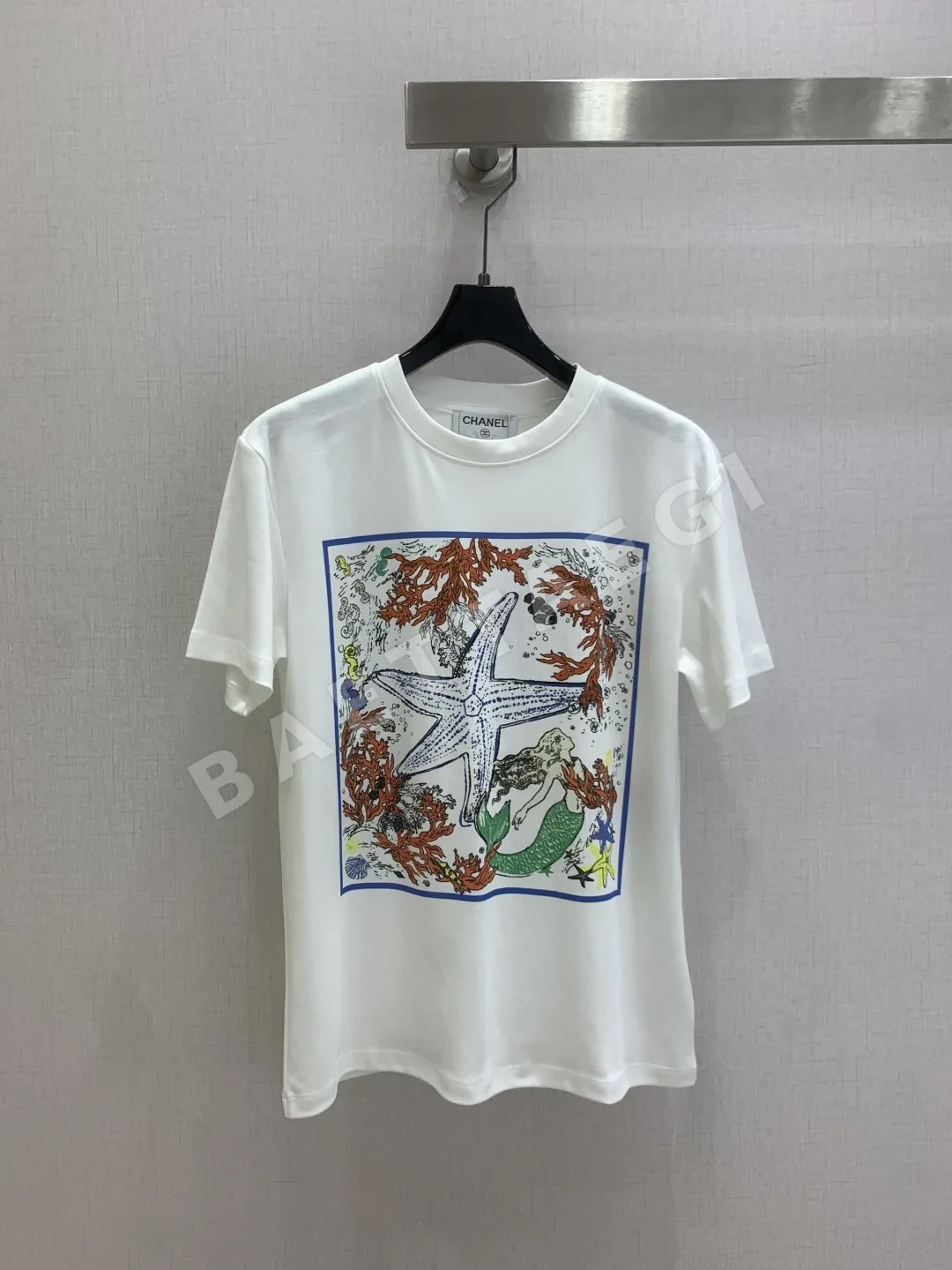 샤넬 클래식 크루넥 반팔 티셔츠 103846