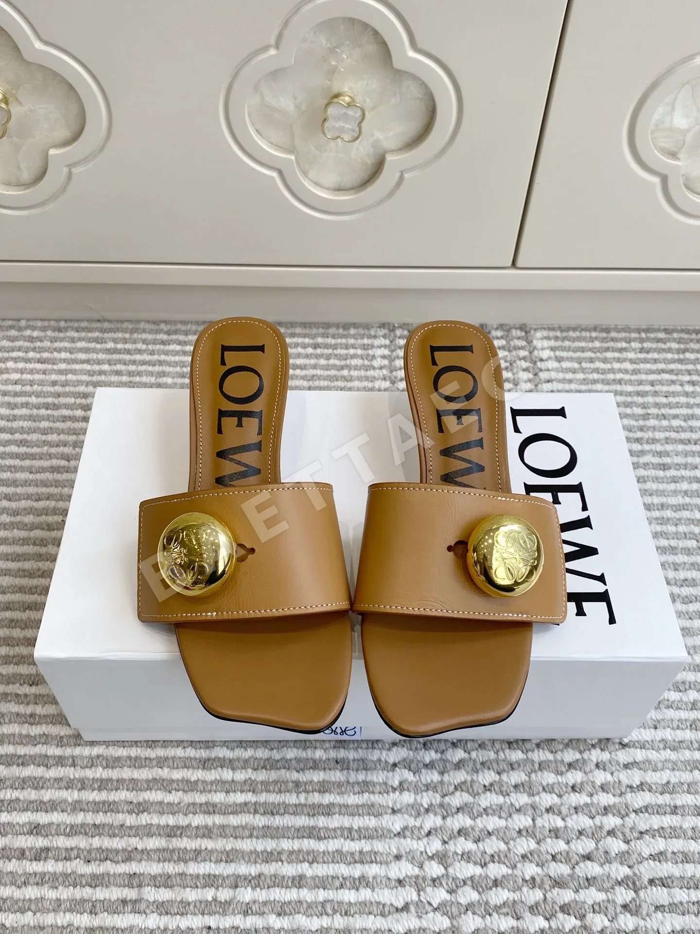 로에베 페블 골드 버클 스퀘어 토 키튼 힐 샌들 41847