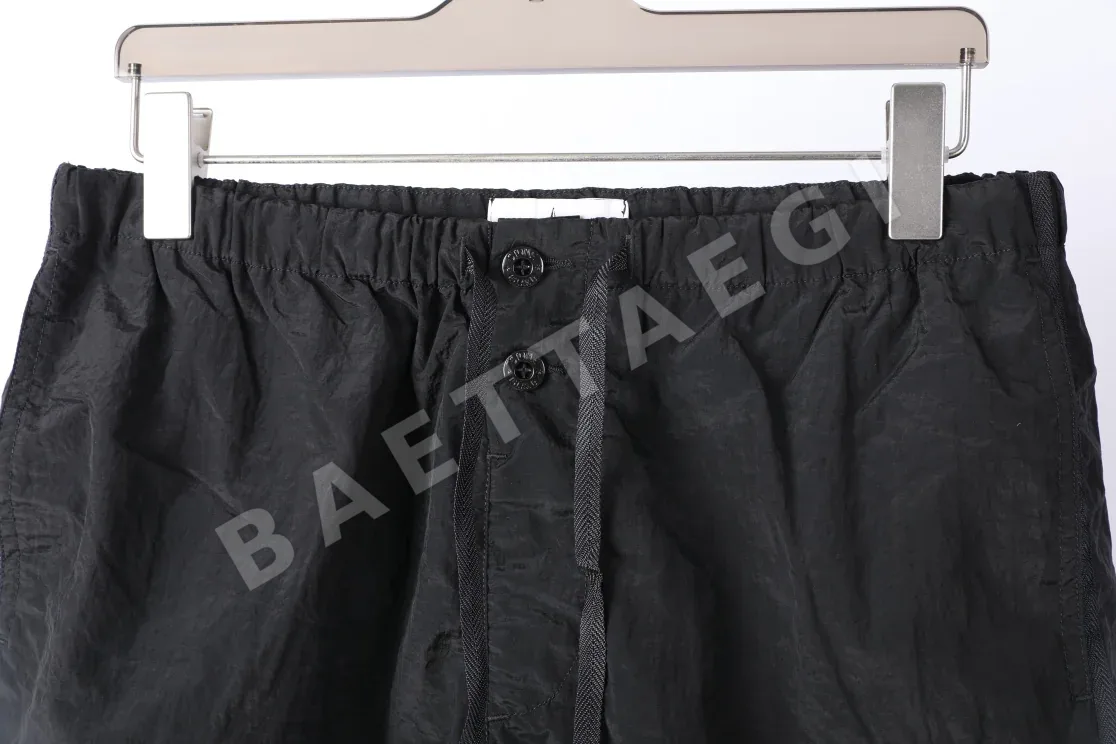 스톤아일랜드 메탈릭 나일론 경량 남성 반바지 상세 이미지 3
