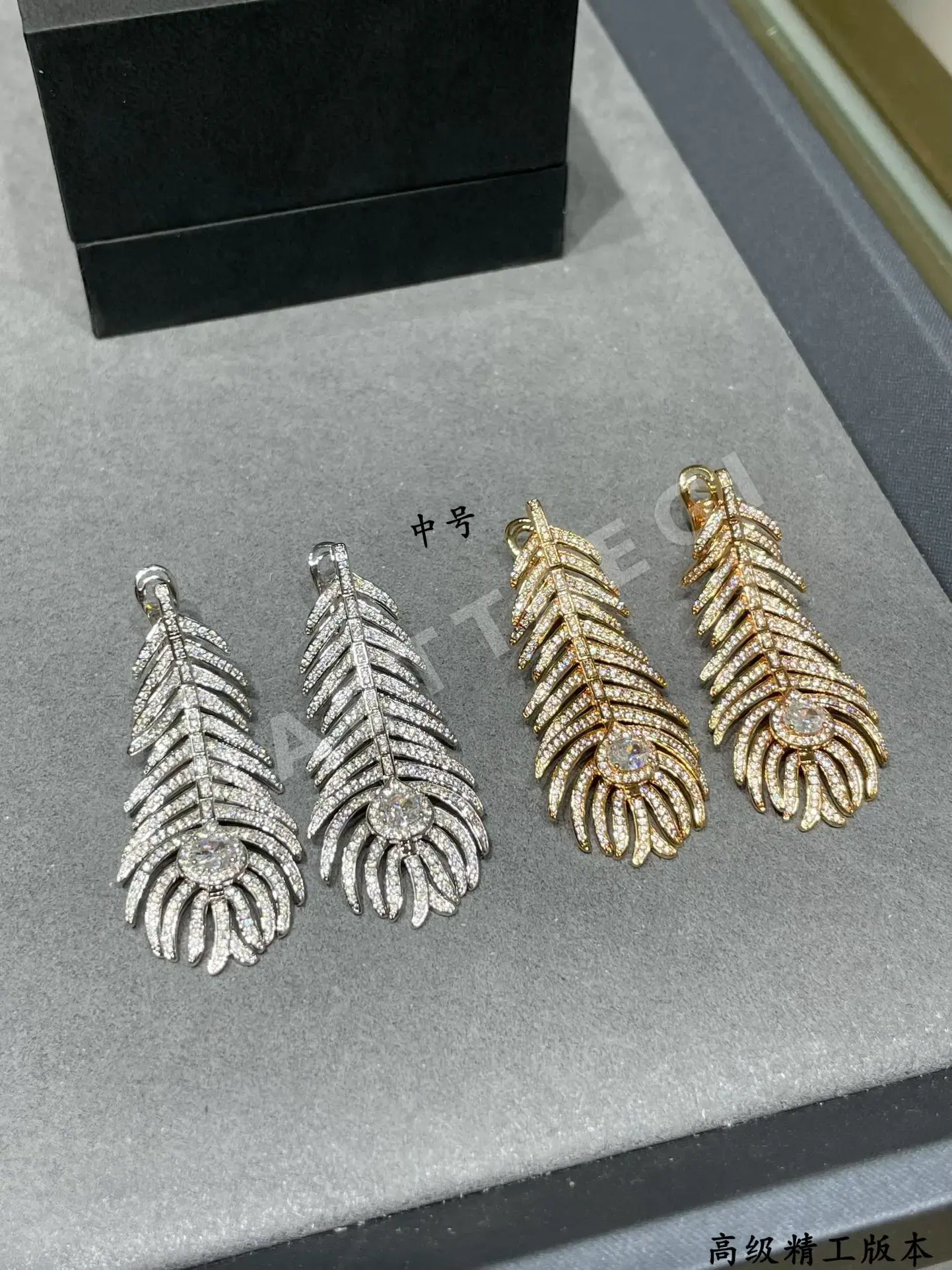 부쉐론 다이아몬드 깃털 귀걸이 상세 이미지 4