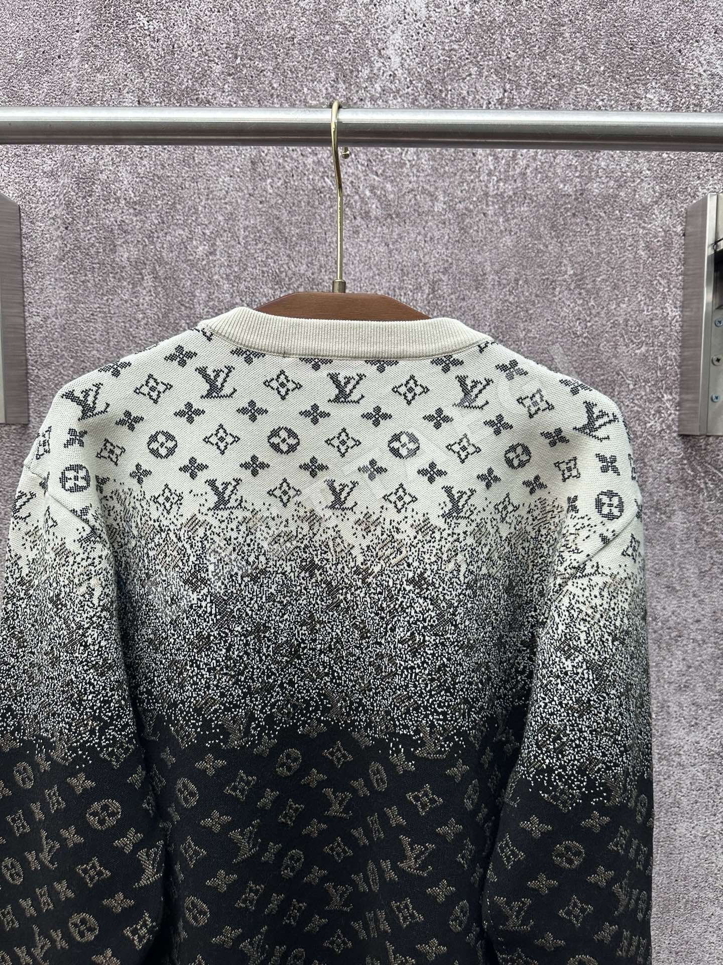 루이비통 로고 모노그램 오버핏 워싱 남성 맨투맨 레플리카 46297 Louis Vuitton 상세 이미지 8
