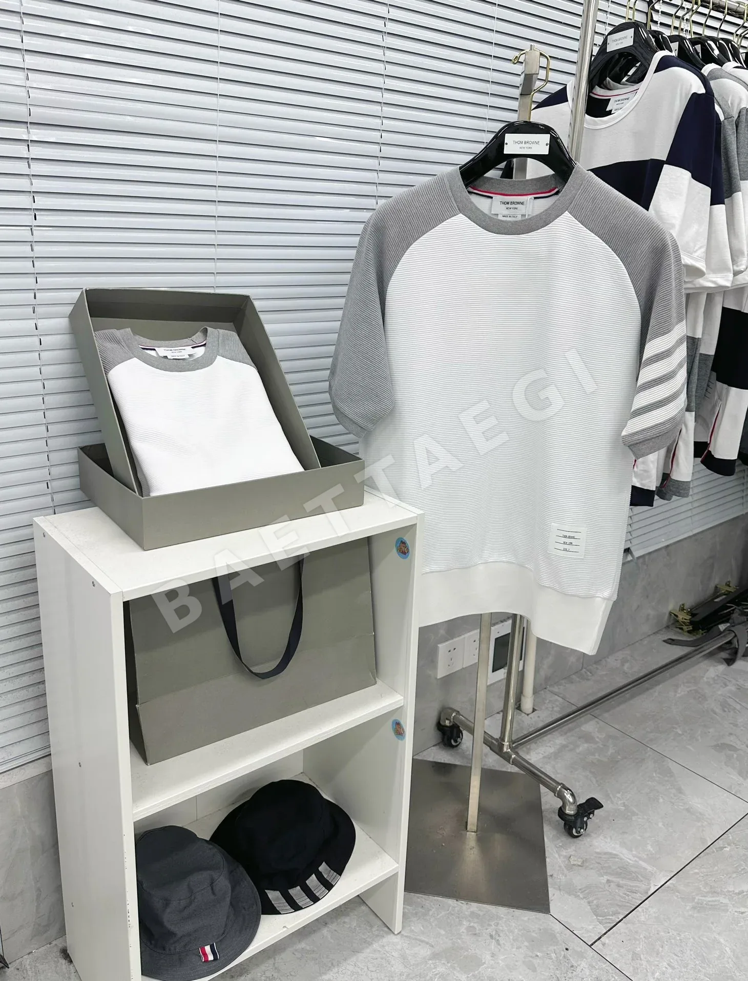 톰브라운 와플 니트 크루넥 반팔 티셔츠 상세 이미지 6
