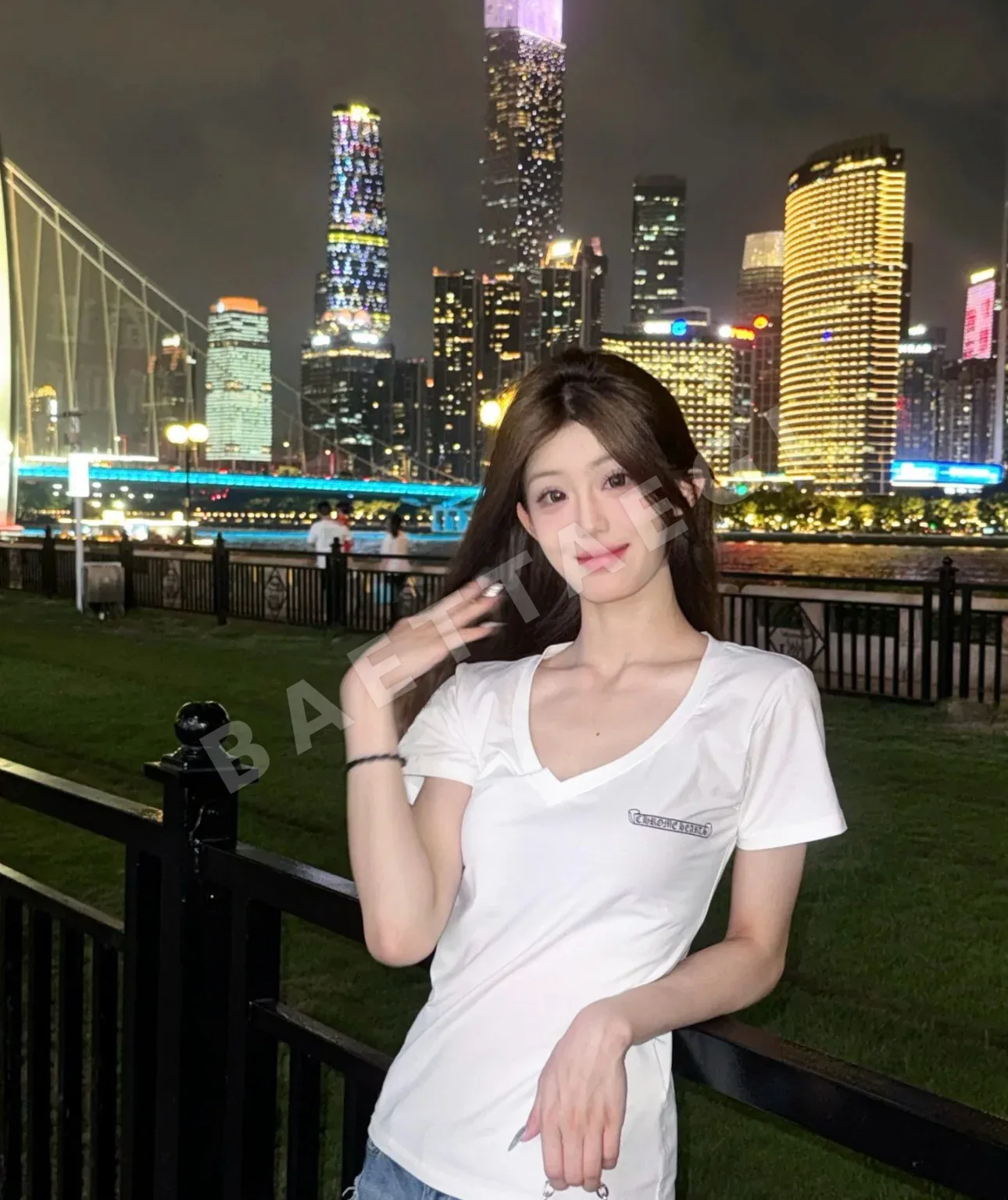크롬하츠 여성 V넥 슬림핏 반팔 티셔츠 상세 이미지 6