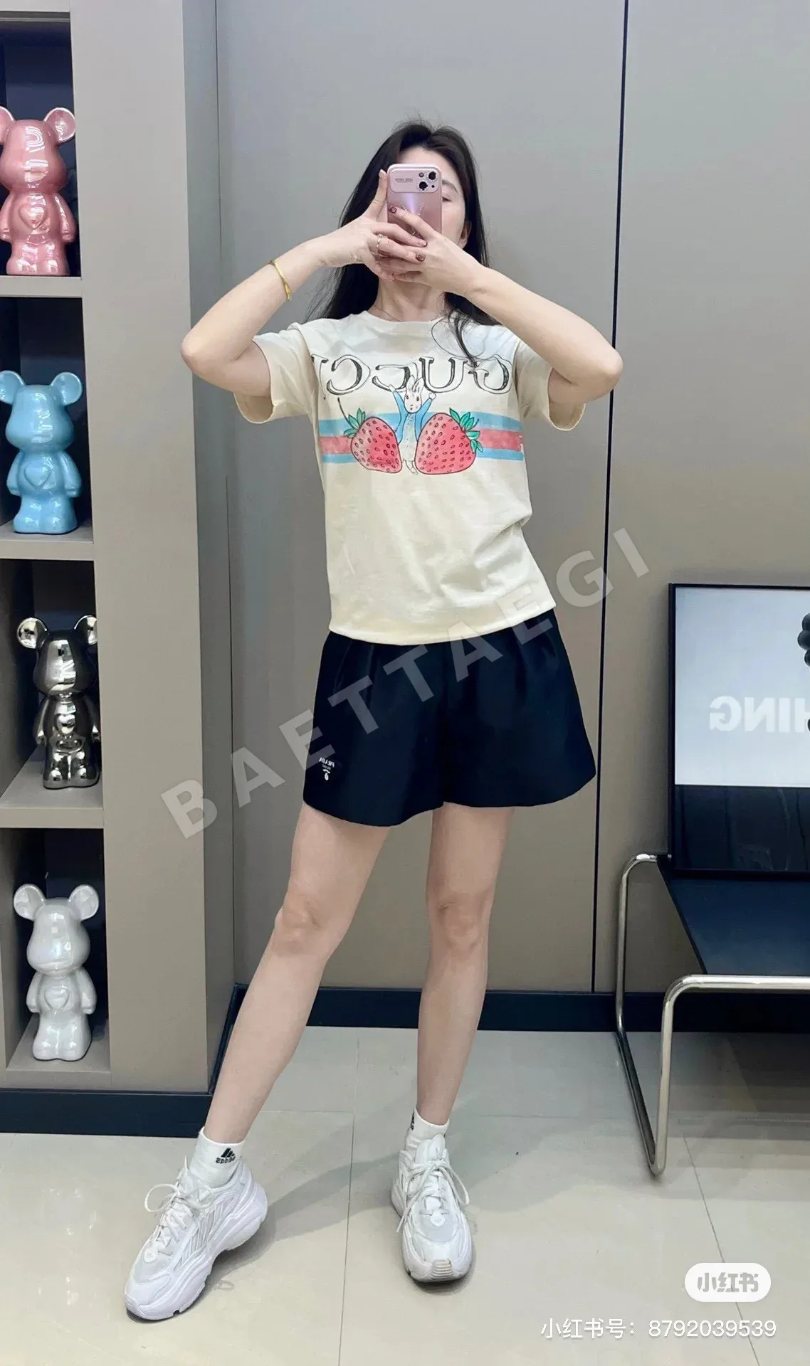 구찌 스트로베리 래빗 프린트 크루넥 반팔 티셔츠 상세 이미지 3