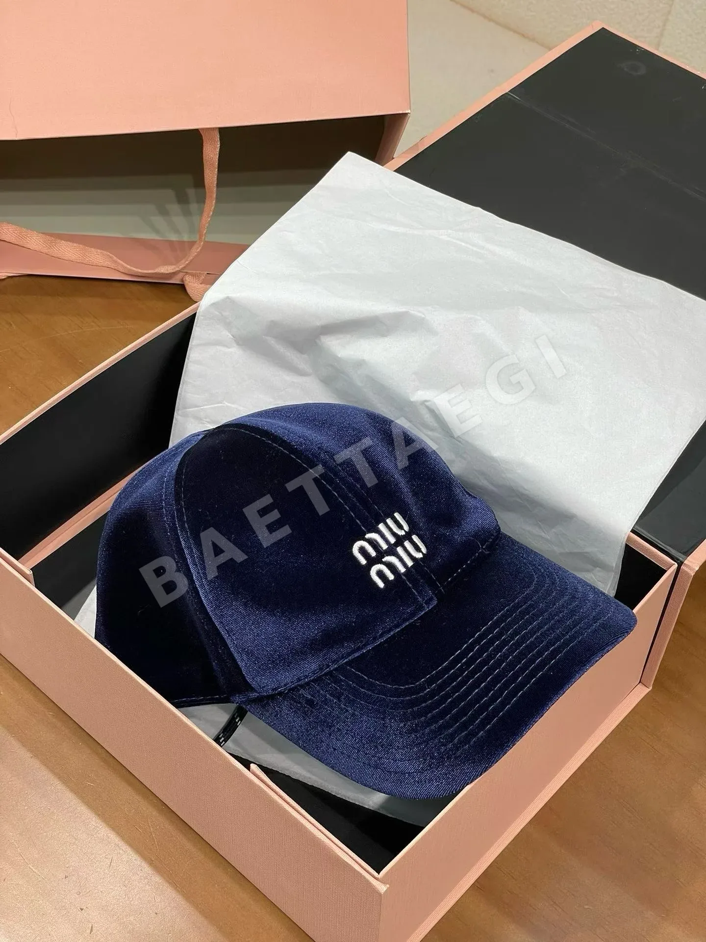 미우미우 벨벳 자수 베이스볼 모자 상세 이미지 2