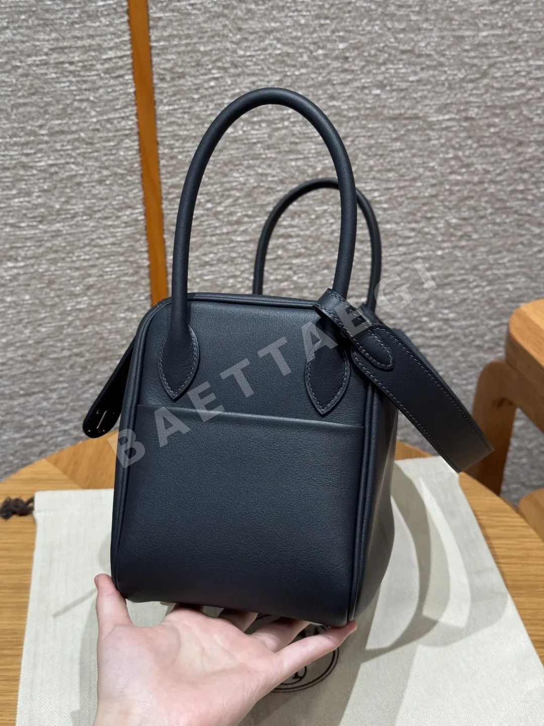 에르메스 린디 26 미드나잇 블루 가방 상세 이미지 4