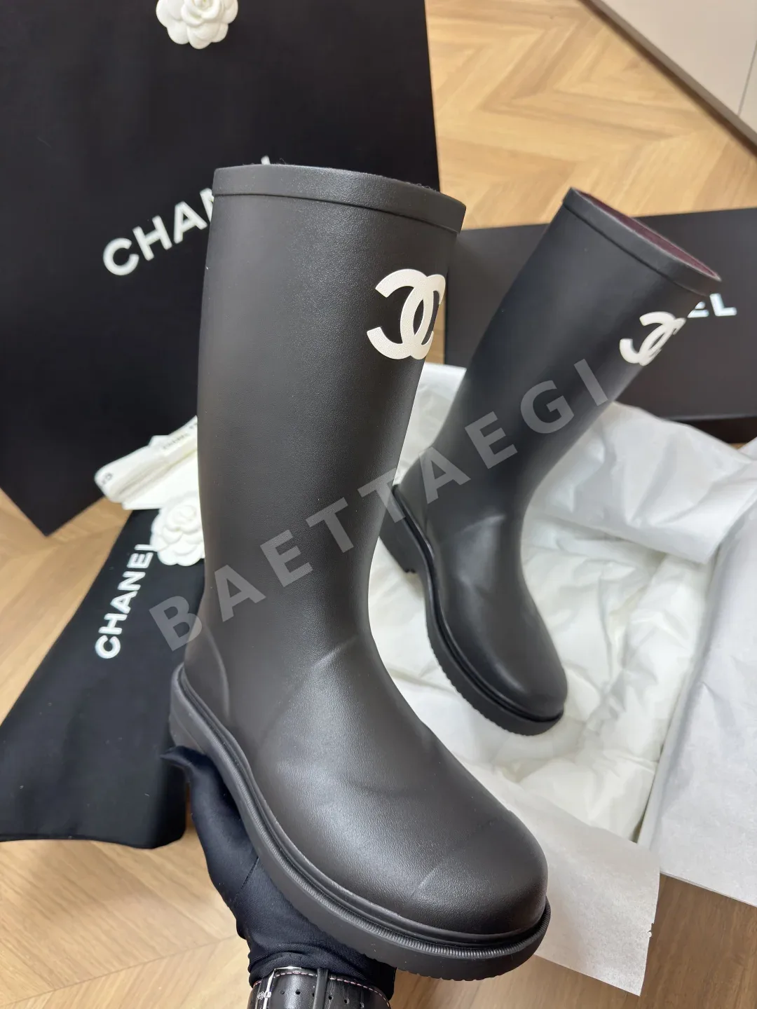 샤넬 26C 블랙 앤 화이트 롱 레인부츠 상세 이미지 5