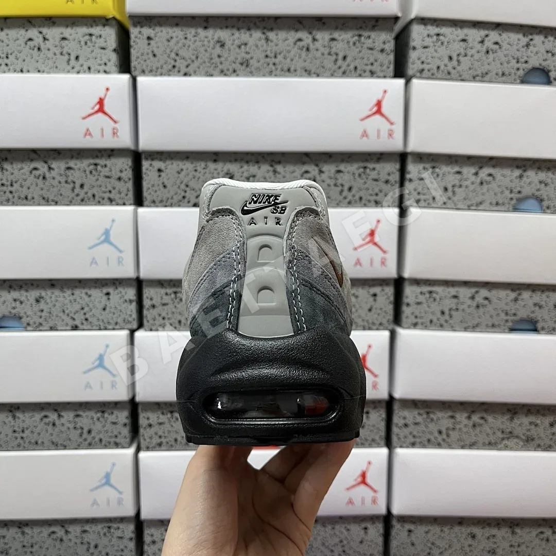 나이키 [KZ2.0] 에어 맥스 95 SB 그레이 블랙 브라운 HF7545-002 201166 Nike Air Max 95 SB Cacao 상세 이미지 4