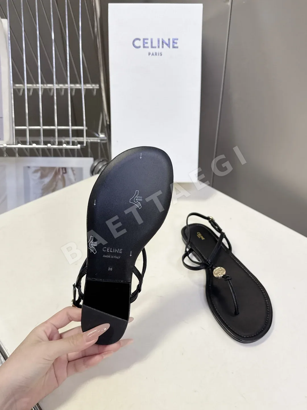 셀린느 개선문 가죽 비치 샌들 상세 이미지 9