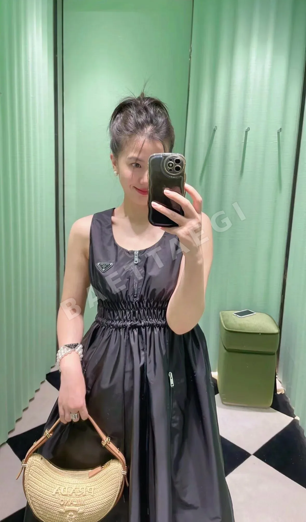 프라다 리사이클 나일론 하프 지퍼 V넥 원피스 상세 이미지 6