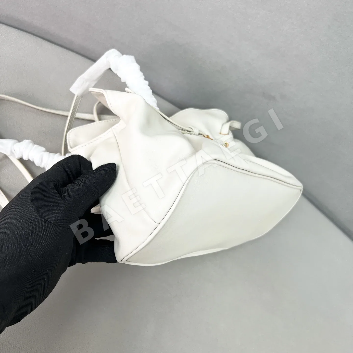 프라다 클라우드 양가죽 복주머니 가방 1BG586 상세 이미지 7