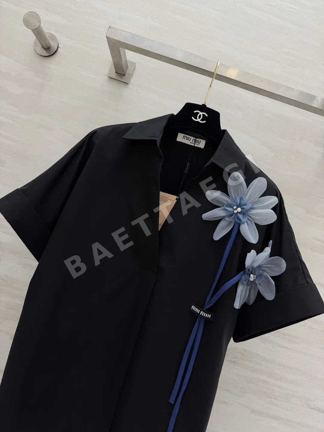미우미우 3D 꽃무늬 진주 장식 여성 셔츠 상세 이미지 2