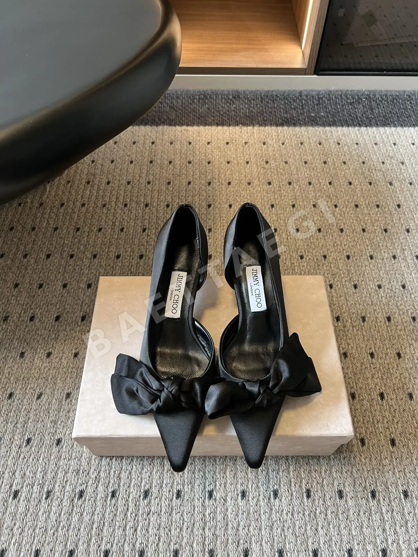 지미추 새틴 리본 포인티드 오픈토 하이힐 155458