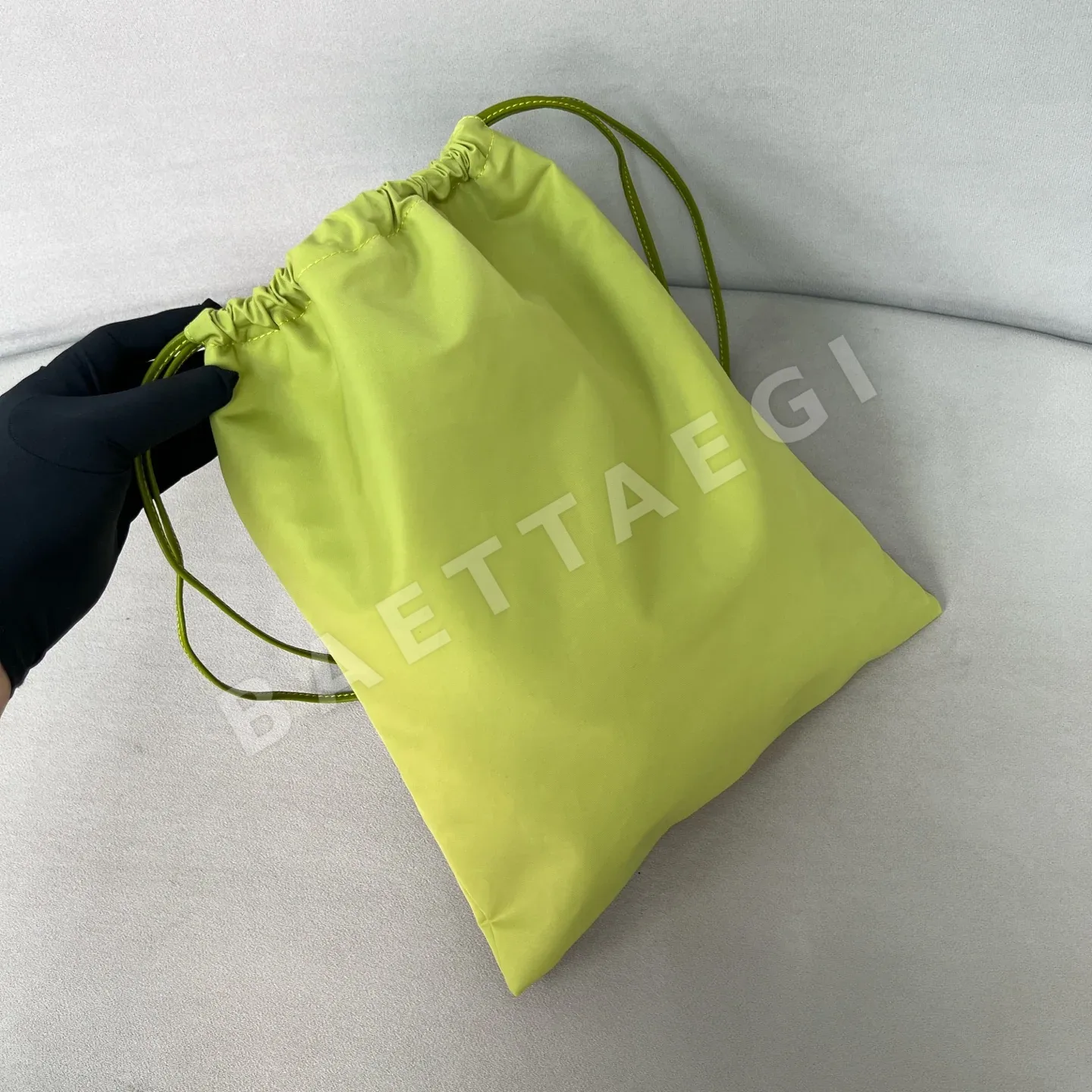 프라다 나일론 드로스트링 클러치백 1NK001 상세 이미지 4