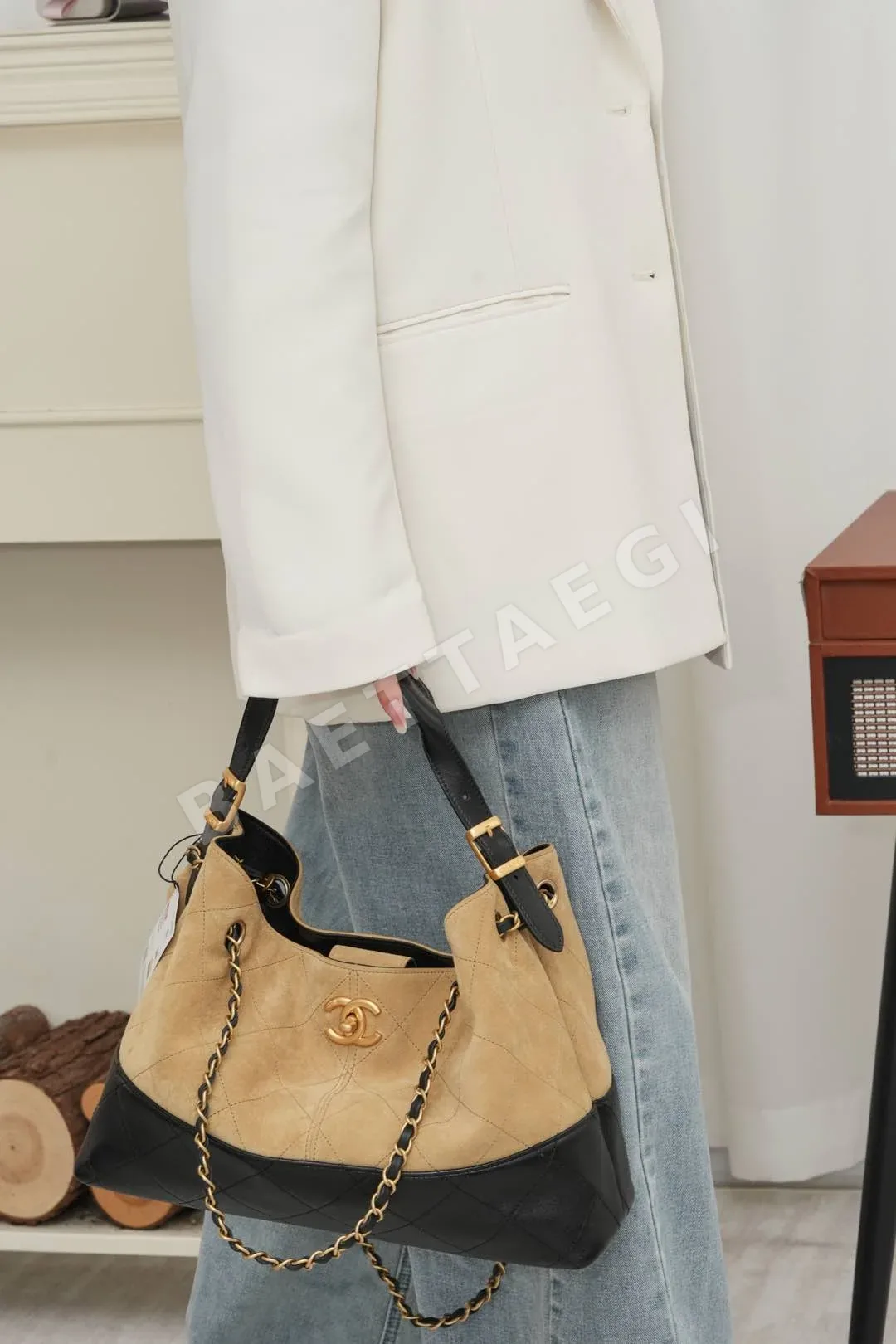 샤넬 가브리엘 스웨이드 체인 숄더백 베이지 블랙 상세 이미지 9