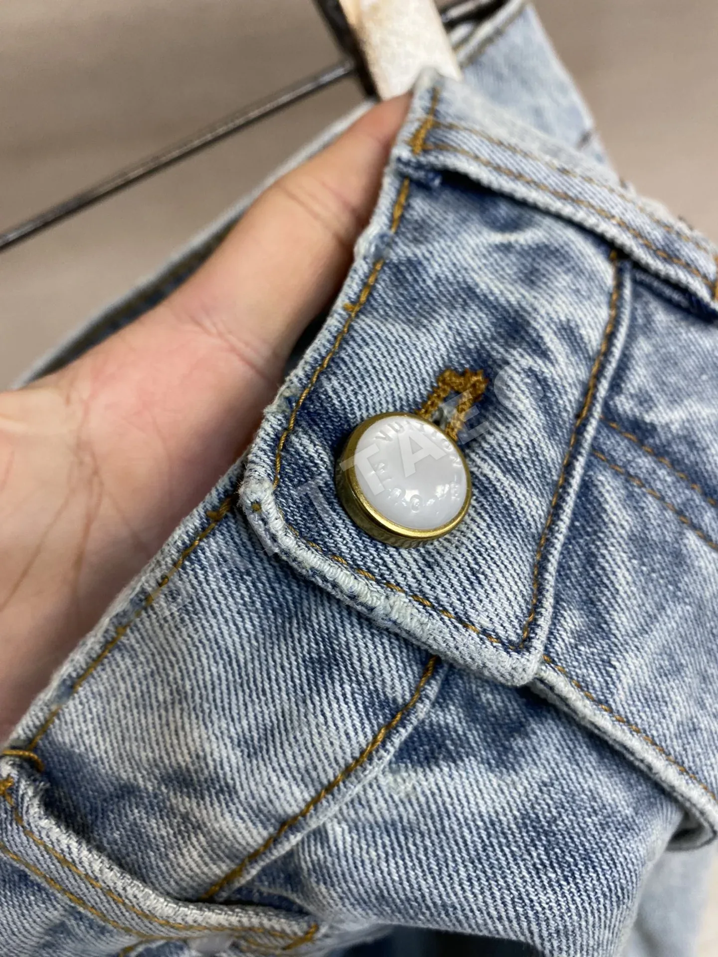 루이비통 LV 로고 자수 와이드 데님 바지 상세 이미지 4