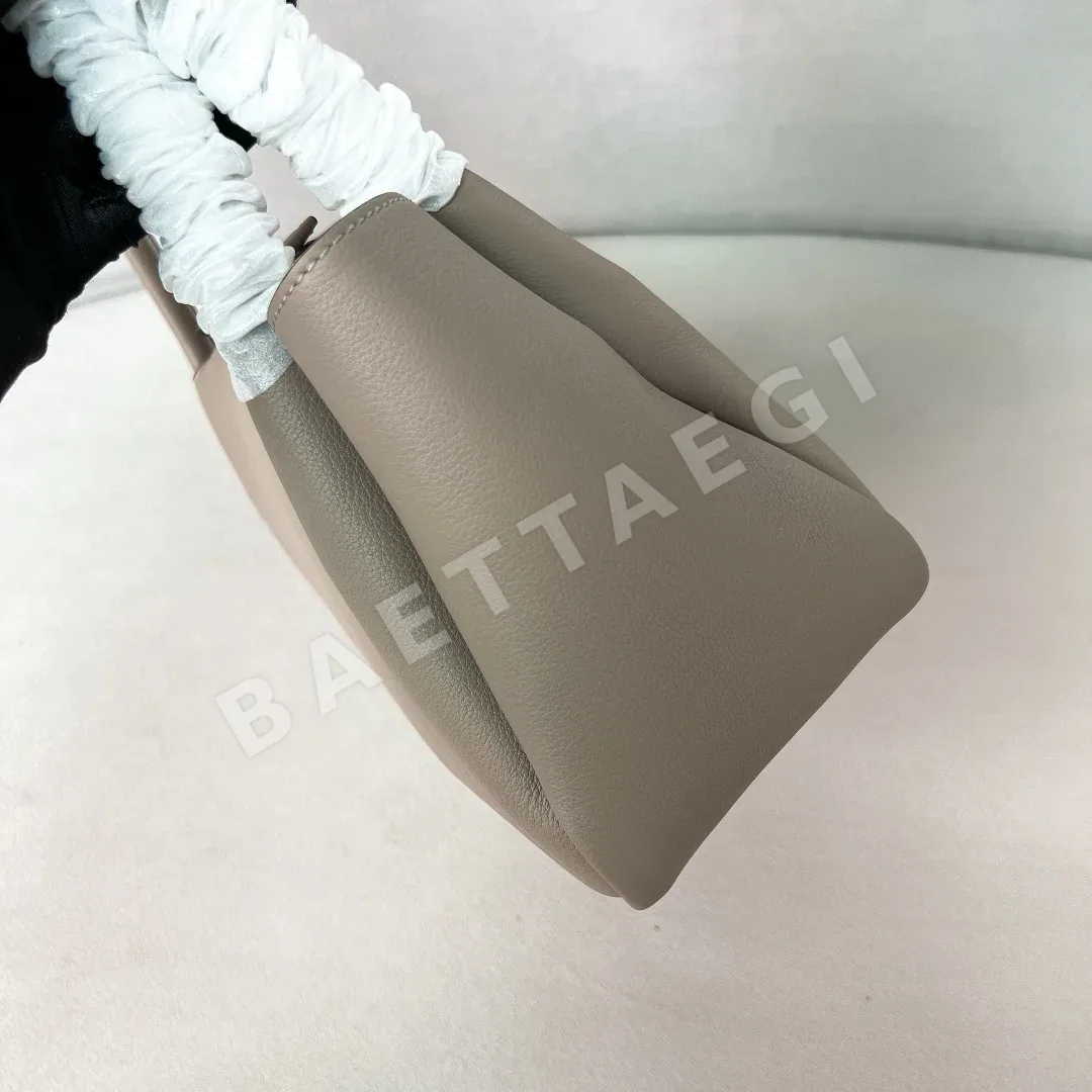 프라다 소프트그레인 호보 언더암 가방 1BA444 상세 이미지 4