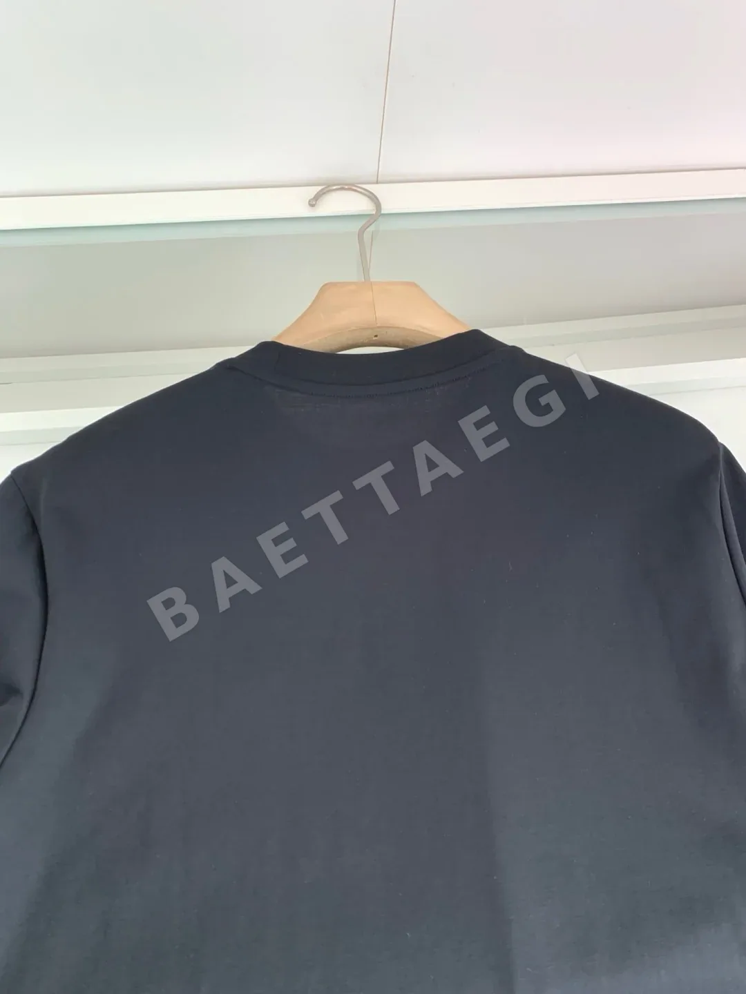 버버리 아이코닉 배지 자수 남성 반팔 티셔츠 상세 이미지 8