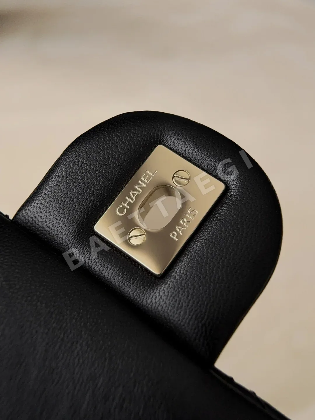 샤넬 블랙 금장 가방 상세 이미지 4