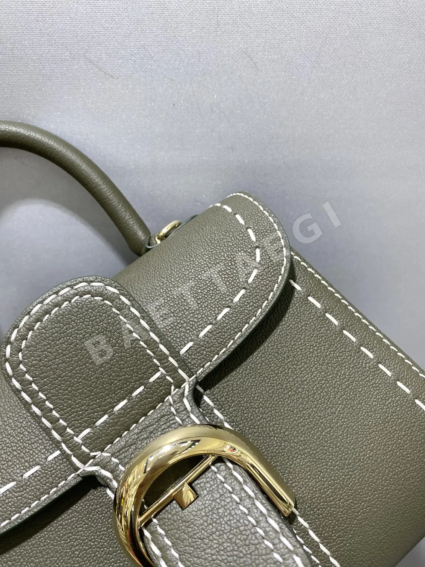 델보 밀리터리 그린 양털 안감 조절 어깨 스트랩 가방 상세 이미지 4