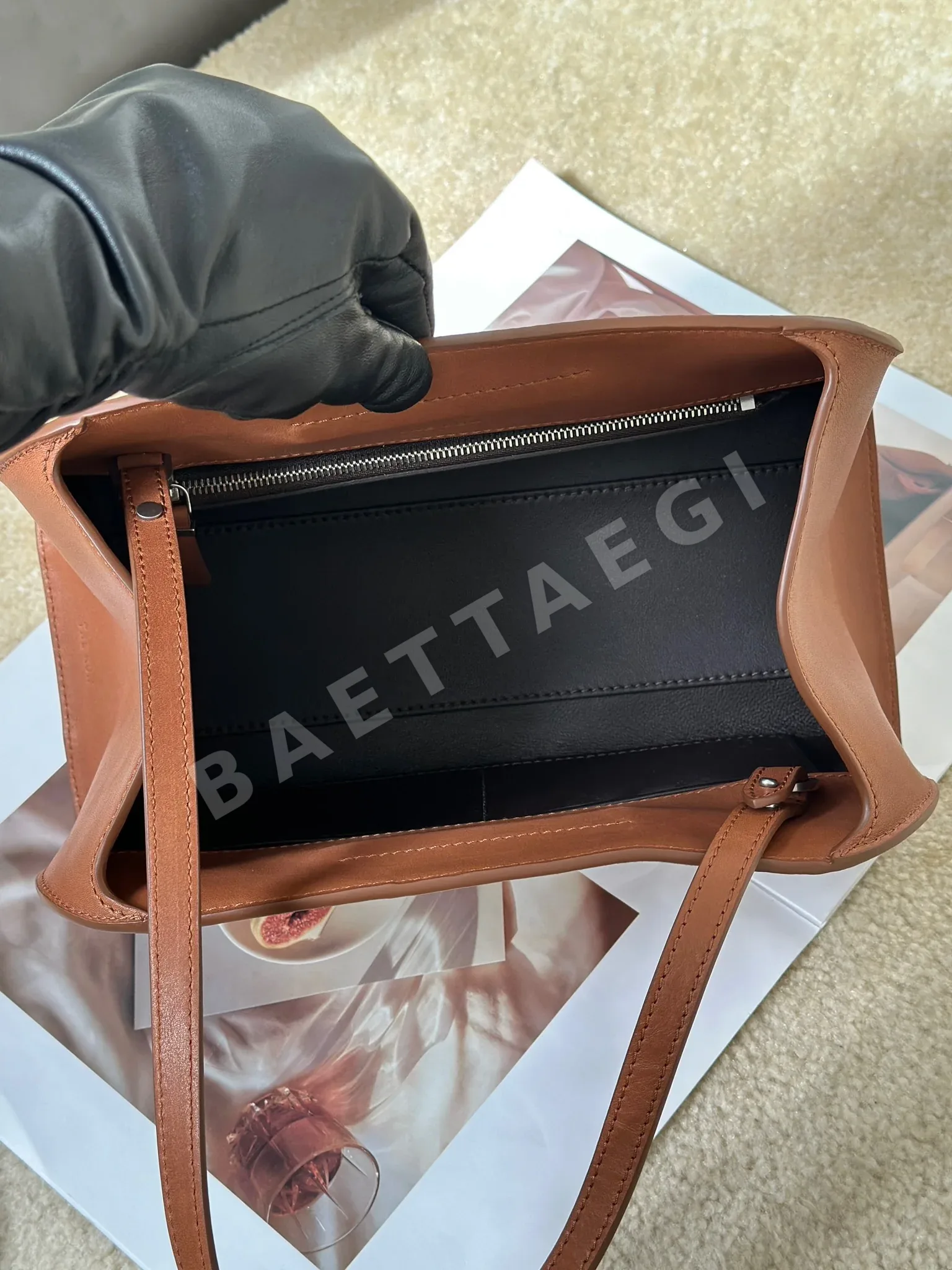 더로우 페기 클러치 가방 상세 이미지 9