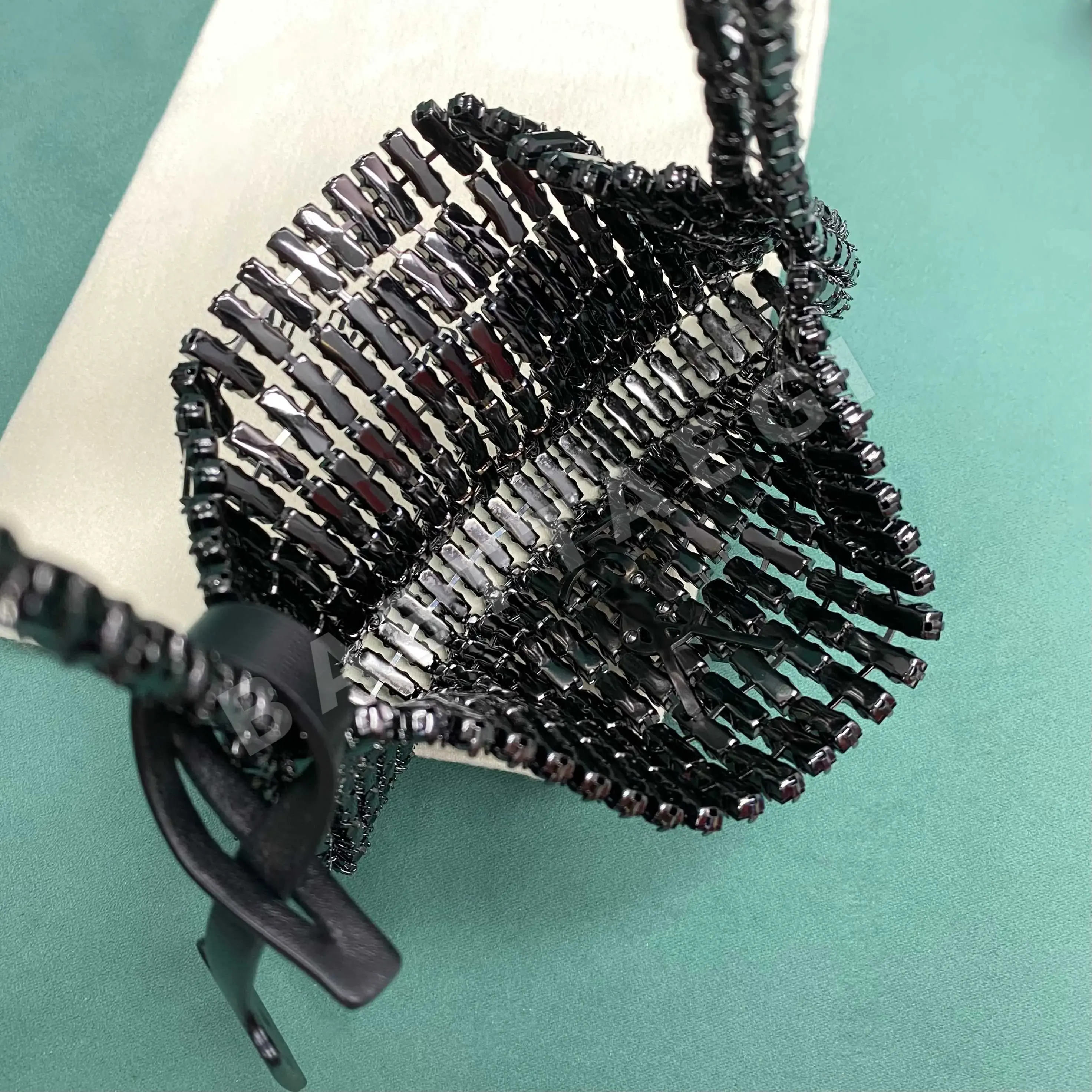 생로랑 크리스탈 이브닝 클러치 가방 상세 이미지 4