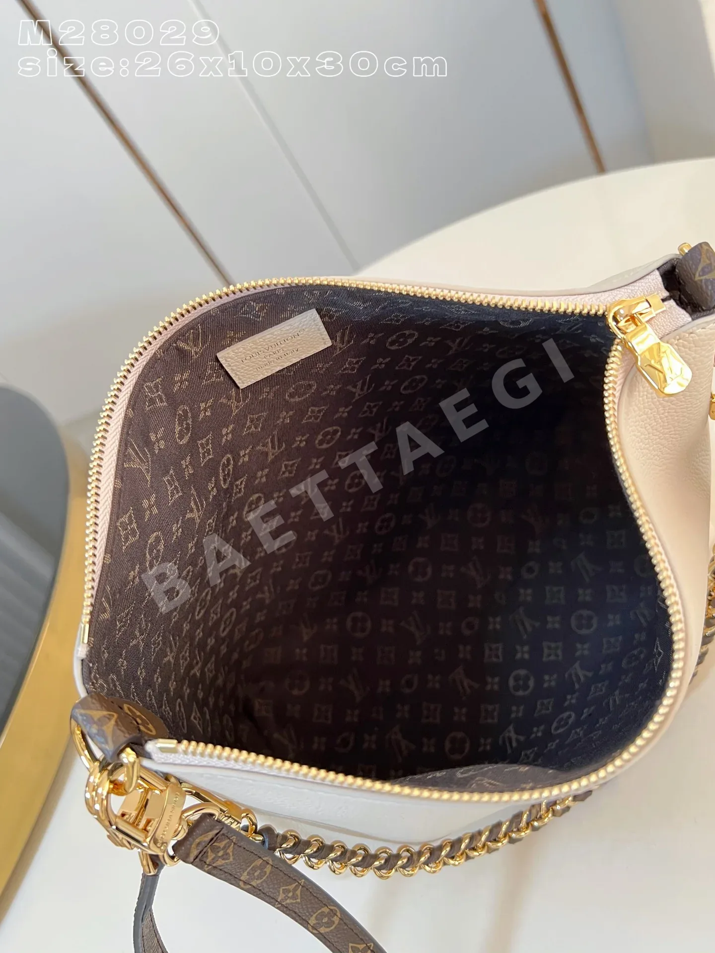 루이비통 M28029 화이트 핸드백 상세 이미지 7