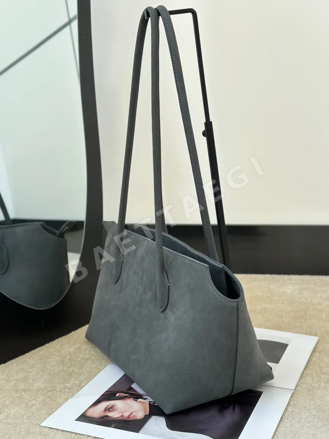 더로우 테라스 송아지가죽 가방 상세 이미지 3