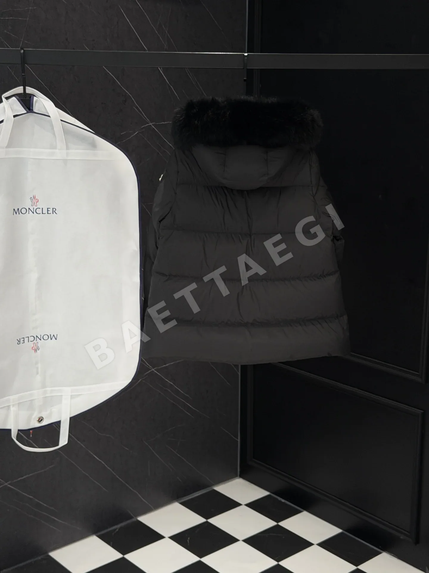 몽클레르 여성 화이트 덕다운 패딩 상세 이미지 2