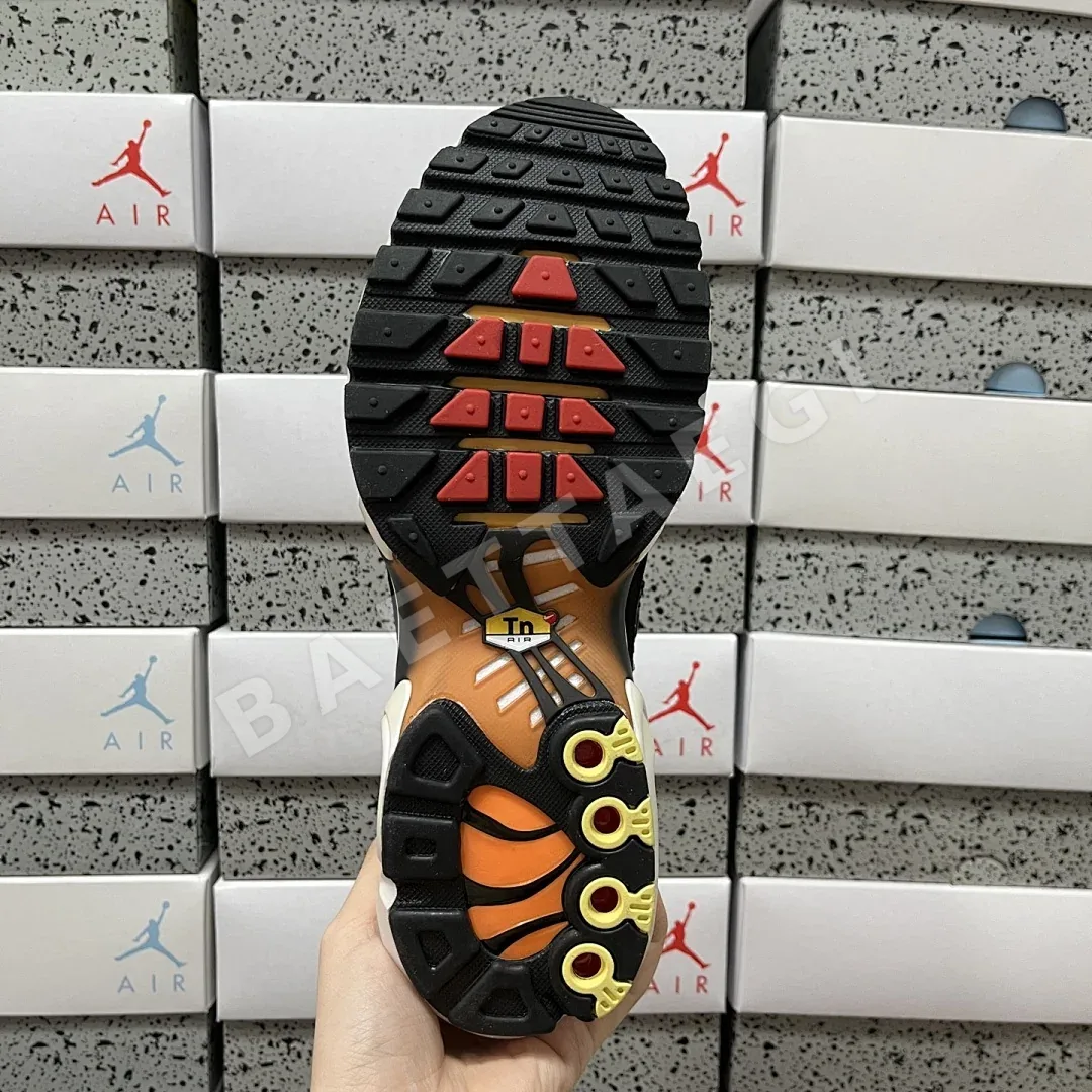 나이키 [DF] 에어 맥스 플러스 블랙 레드 FZ9042-001 201082 Nike Air Max Plus Swarovski Sunset 상세 이미지 2