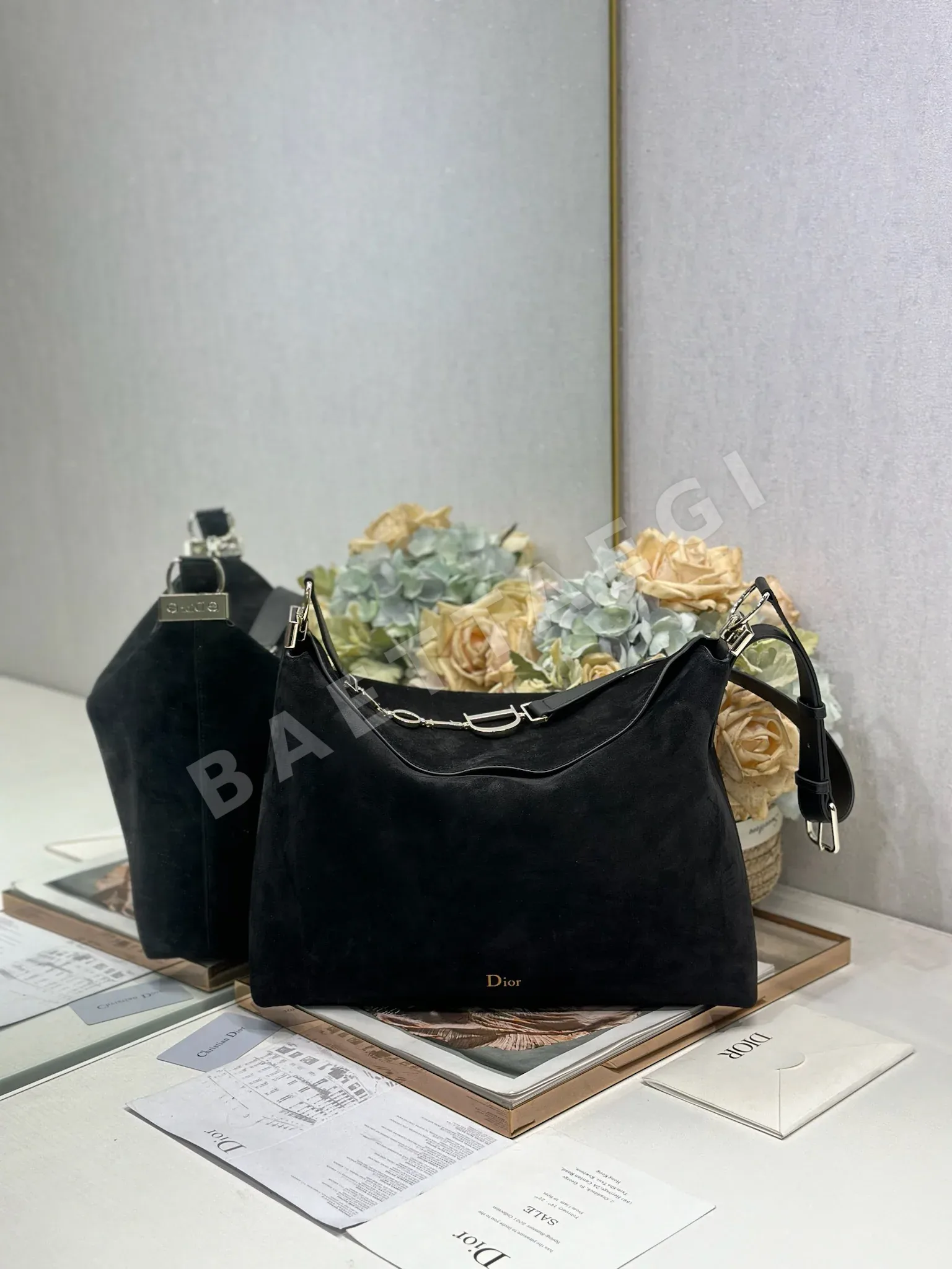 디올 라지 호보 스웨이드 가방 상세 이미지 1
