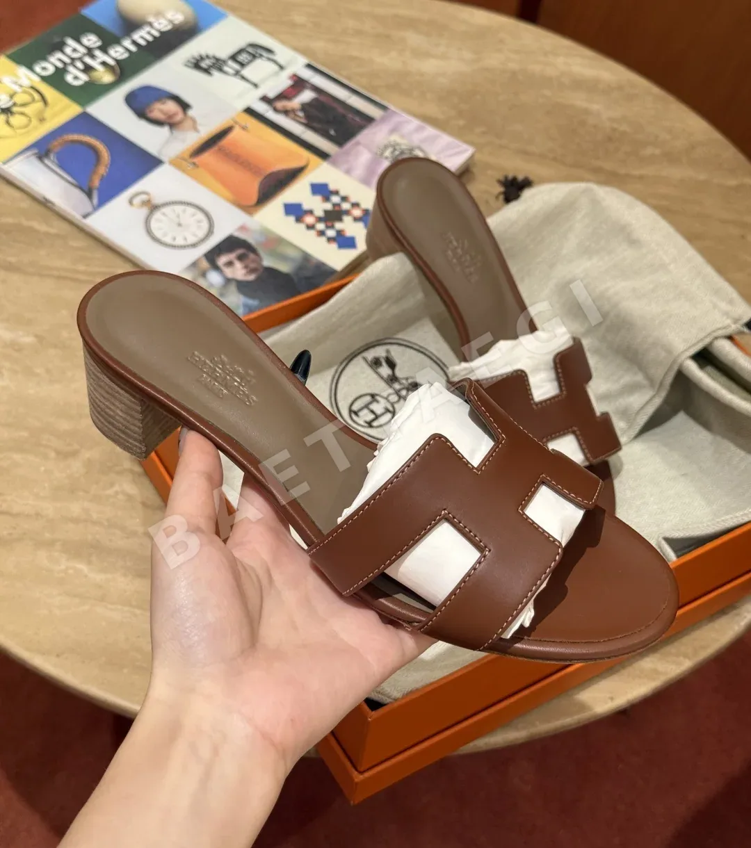 에르메스 오아시스 샌들 Saddle Red Calfskin H 컷아웃 상세 이미지 1