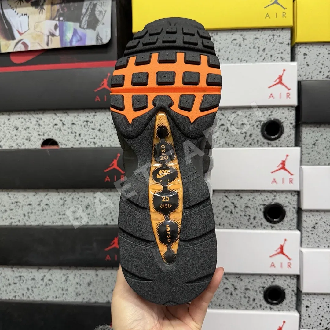 나이키 [GX] 에어 맥스 95 OG 블랙 그레이 오렌지 HM4740-005 201232 Nike Air Max 95 OG Big Bubble 상세 이미지 4