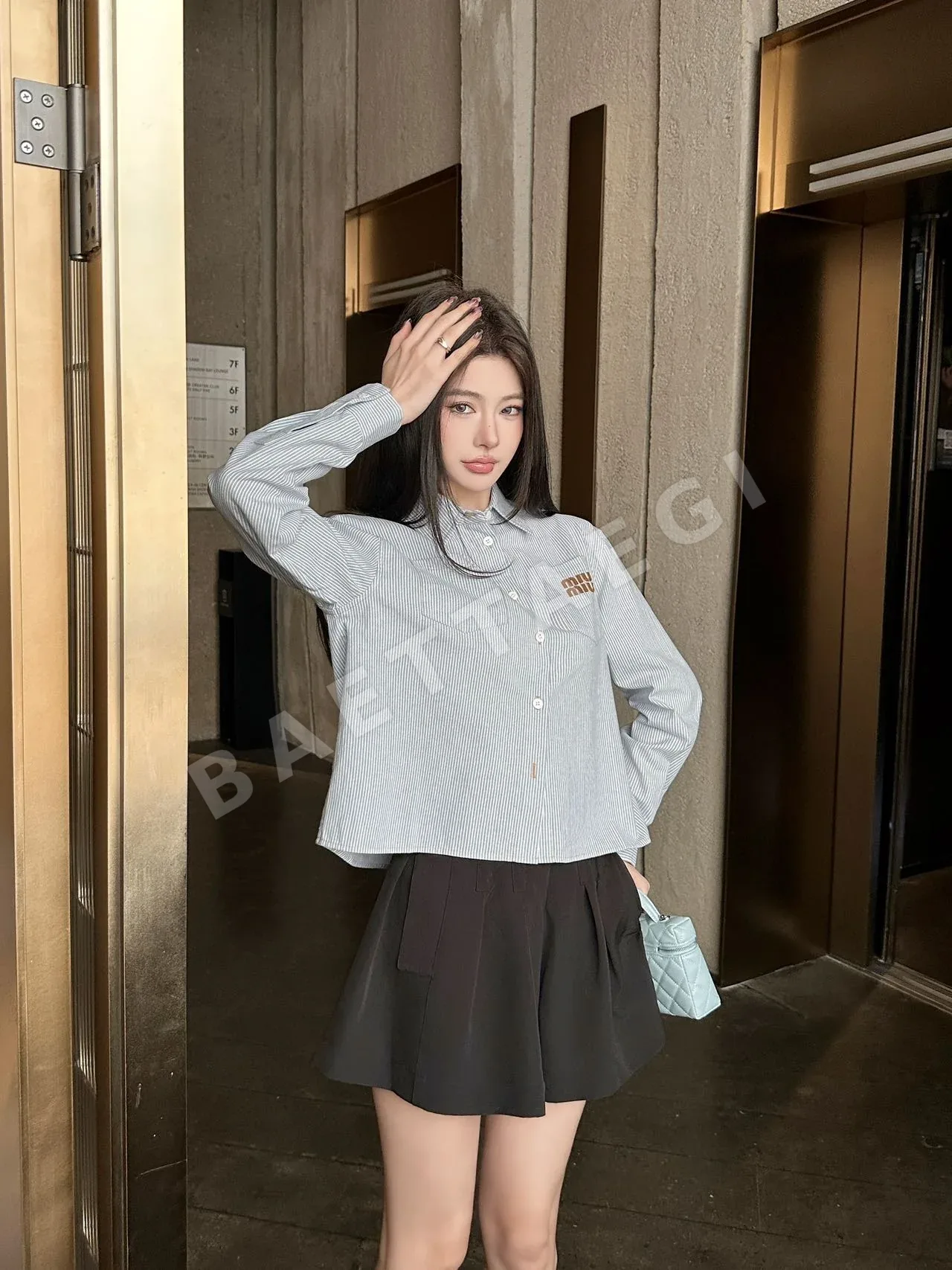 미우미우 스트라이프 카라 여성 셔츠 상세 이미지 5