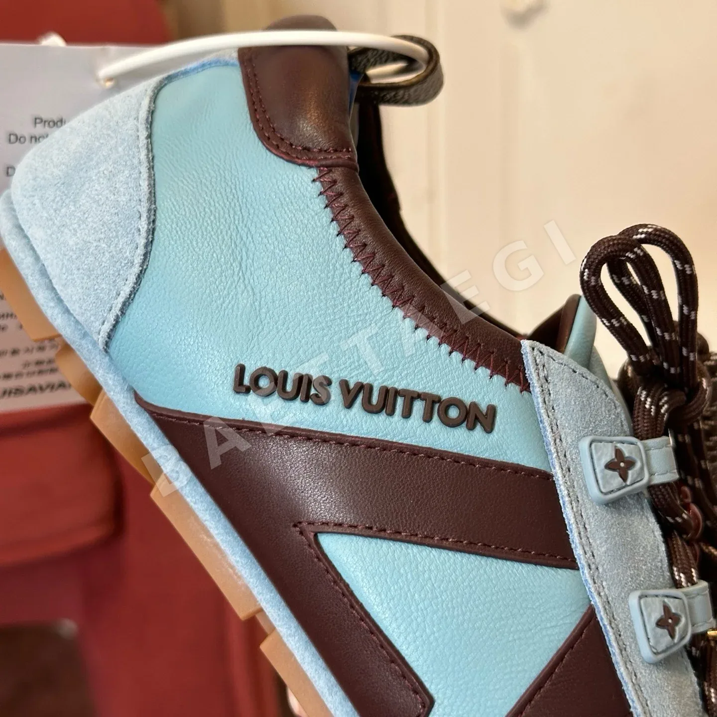 루이비통 스니커즈 카프스킨 측면 LV 로고 상세 이미지 5