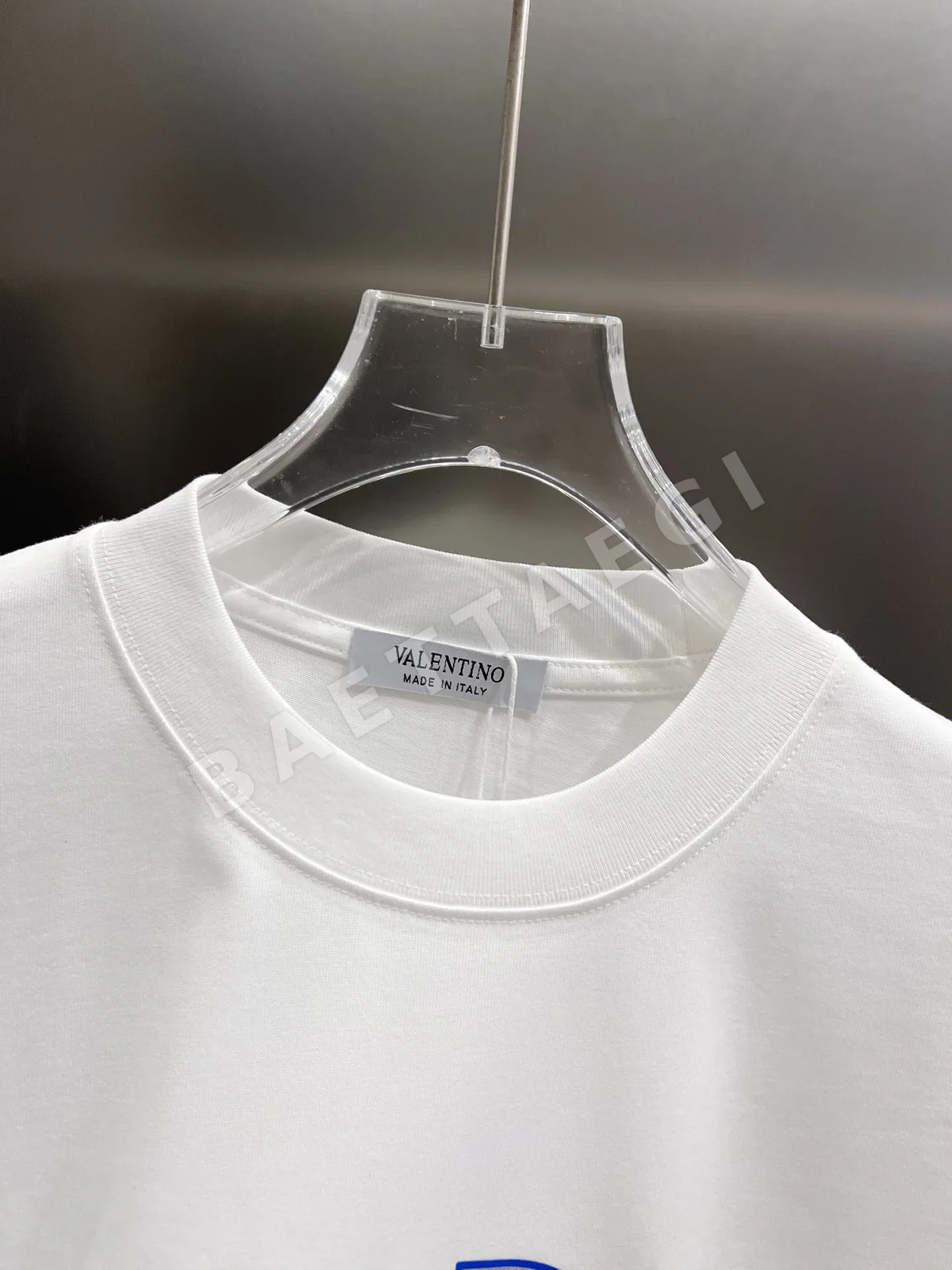 발렌티노 3D 로고 여성 반팔 티셔츠 상세 이미지 3