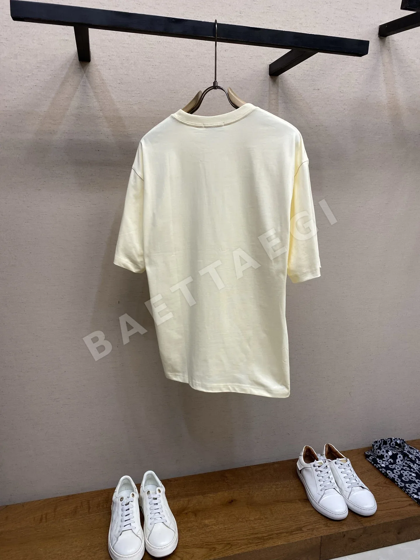 로에베 크리미 옐로우 아나그램 자수 남성 반팔 티셔츠 상세 이미지 2