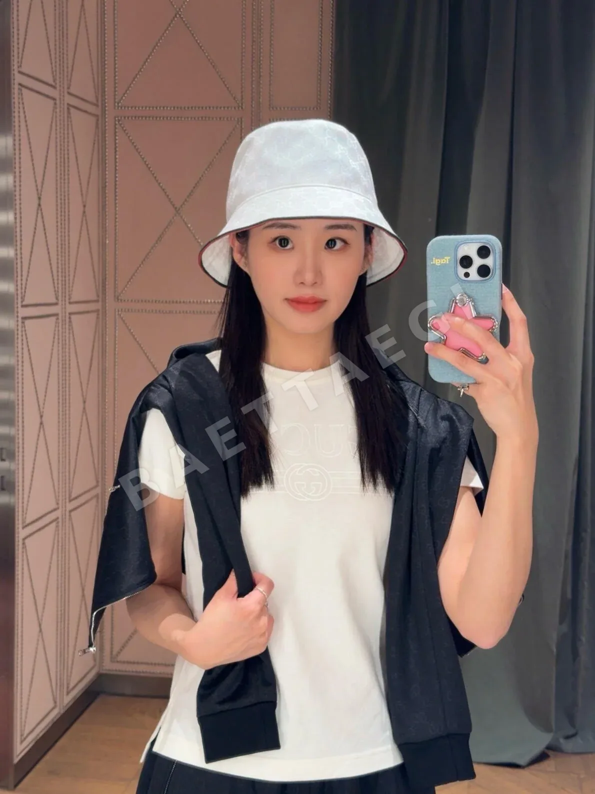 구찌 레터 프린트 3D 엠보스 반팔 티셔츠 상세 이미지 5